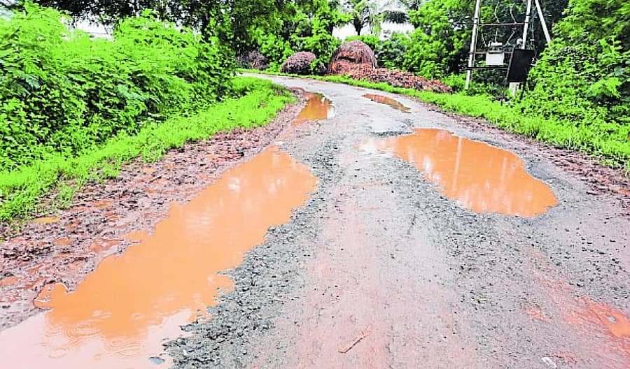 <div class="paragraphs"><p>ಹಾವೇರಿ ತಾಲ್ಲೂಕಿನ ವರದಹಳ್ಳಿ ಗ್ರಾಮದ ರಸ್ತೆ ಹಾಳಾಗಿರುವುದು</p></div><div class="paragraphs"></div><div class="paragraphs"><p><br></p></div>